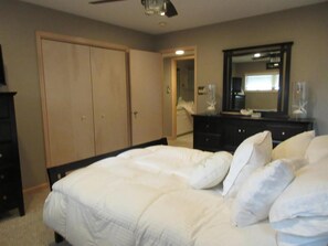 4 bedrooms, iron/ironing board, free WiFi - Close walk to the beach, the perfect home for a single family. (Harvey Cedars)