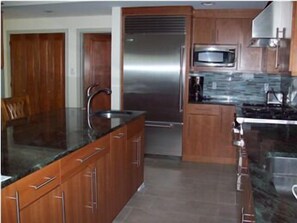 雪櫃、微波爐、焗爐、爐具