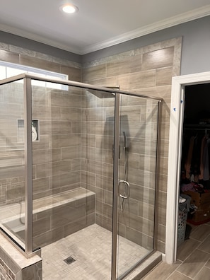 Hair dryer, towels, soap, shampoo - Brand new build with plenty of room for everyone! (Beech Island)