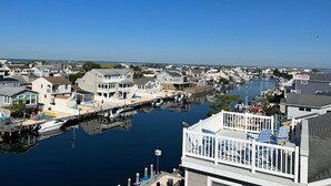 A marina with boats docked, waterfront houses, and a clear blue sky. - BEAUTIFUL LAGOON FRONT 5 BEDROOM HOME (High Bar Harbor)