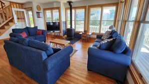 TV, DVD player - 5 bedroom accommodation in Loveladies (Loveladies)