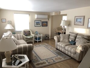 Smart TV, DVD player - Beachy cape cod perfect for families (Holgate)