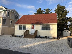 Exterior - Beachy cape cod perfect for families (Holgate)