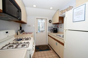 Kjøleskap, ovn, kokeplater og brødrister