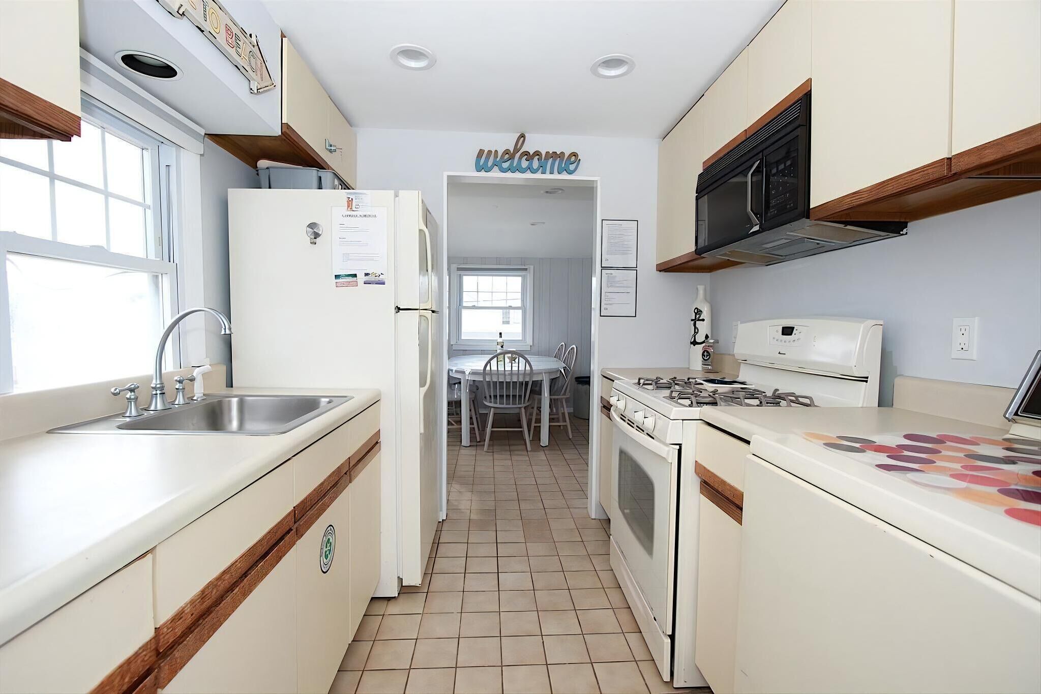 Jääkaappi, uuni, liesi, leivänpaahdin