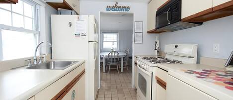 Jääkaappi, uuni, liesi, leivänpaahdin