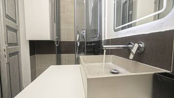 Doccia, asciugacapelli, bidet, asciugamani