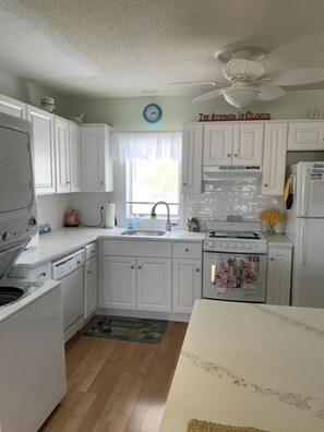 Refrigerador, horno, placa de cocina, lavavajillas