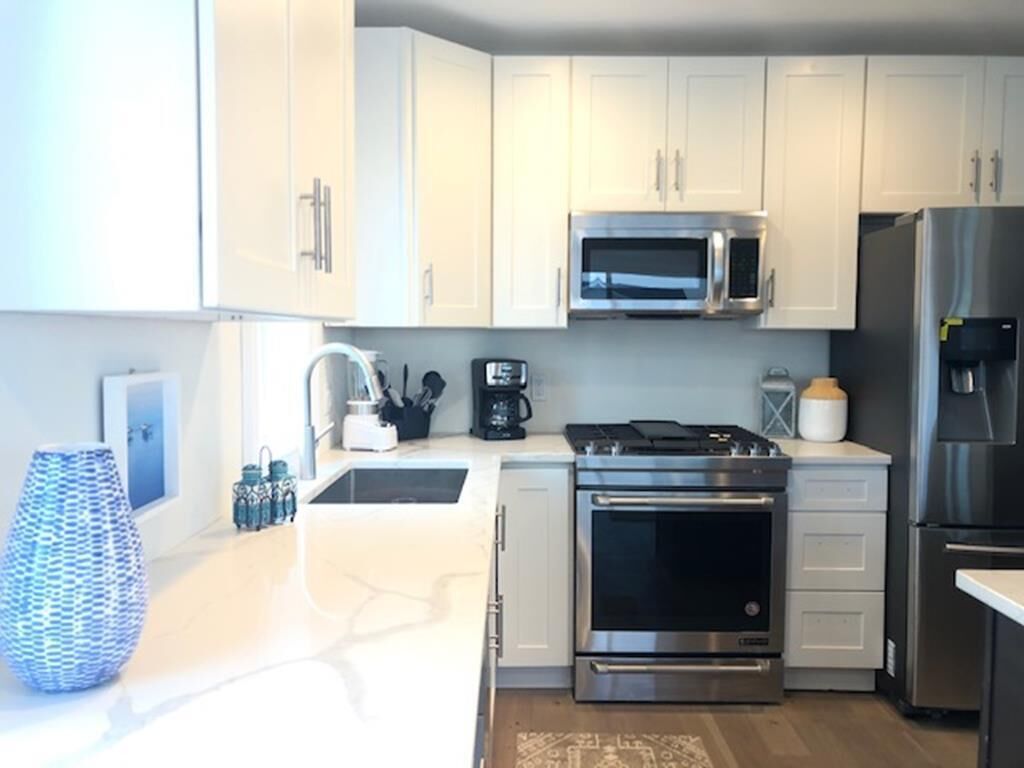 Een koelkast, een oven, een kookplaat, een vaatwasser