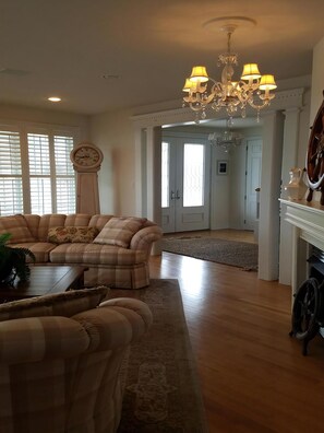TV, fireplace, DVD player - GORGEOUS BAY SIDE HOME! (Harvey Cedars)