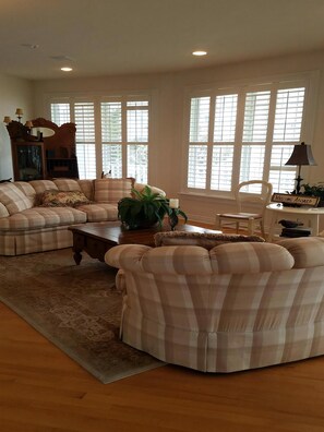 TV, fireplace, DVD player - GORGEOUS BAY SIDE HOME! (Harvey Cedars)