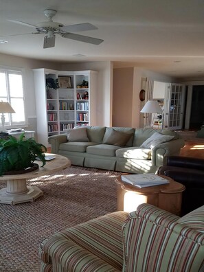 TV, fireplace, DVD player - GORGEOUS BAY SIDE HOME! (Harvey Cedars)