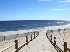 Privatstrand in der Nähe, Liegestühle, Strandtücher