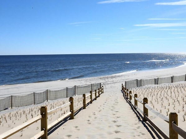 Privatstrand in der Nähe, Liegestühle, Strandtücher
