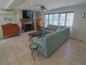 智能电视、DVD 播放器、书