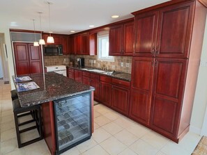 Fridge, oven, stovetop, dishwasher