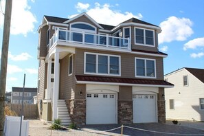Exterior - Gorgeous home 4th from beach (Brighton Beach)