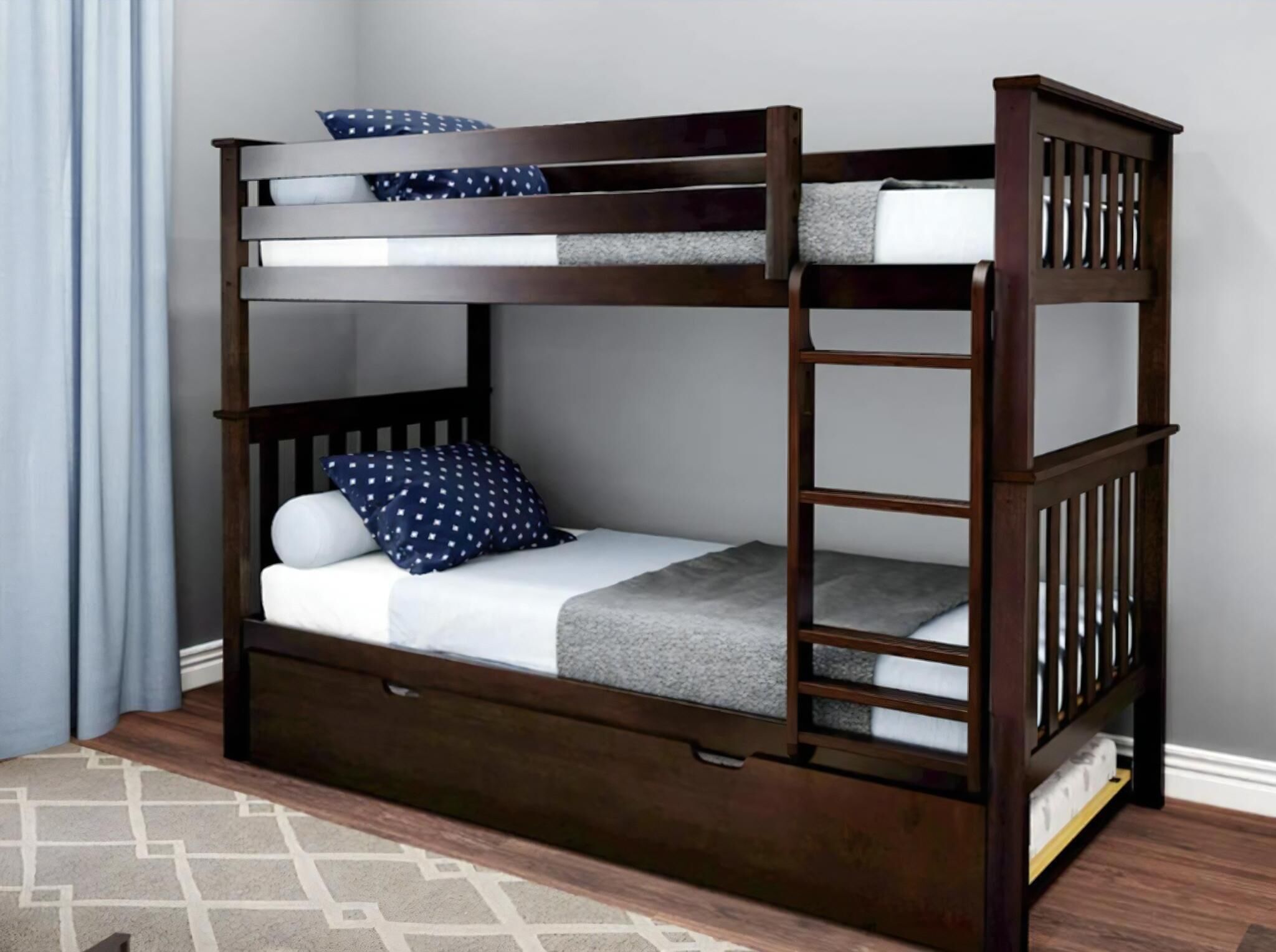Ein Stockbett mit einer unteren Schlafgelegenheit, einer Matratze, Kissen und einer Decke.