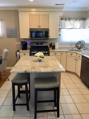 Réfrigérateur, four, plaque de cuisson, lave-vaisselle