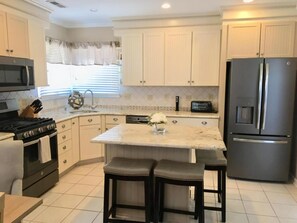 Réfrigérateur, four, plaque de cuisson, lave-vaisselle