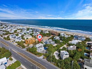 Yksityinen ranta lähistöllä, aurinkotuoleja, rantapyyhkeitä