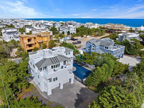 6 BEDROOMS ON PRIVATE LANE!