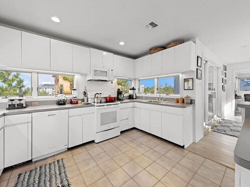 5 BEDROOMS ON PRIVATE LANE!