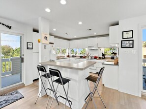 Kjøleskap, ovn, kokeplater og oppvaskmaskin