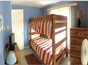 4 bedrooms, iron/ironing board, free WiFi
