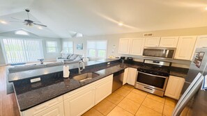 Réfrigérateur, four, plaque de cuisson, lave-vaisselle