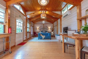 Romantisk småhus, aircondition, hageutsikt | Spiseområde på rommet