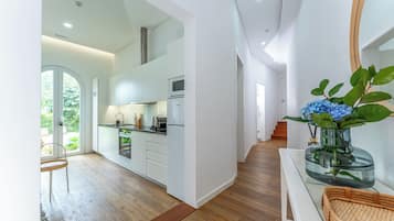 Residenza Comfort, aria condizionata, vista giardino | Cucina privata | Frigorifero con congelatore, microonde, forno, piano cottura