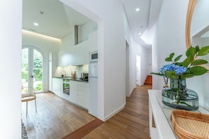 Casa adossada Comfort, aire condicionat, vistes al jardí | Cuina privada | Frigorífic gran, microones, forn i placa de cuina