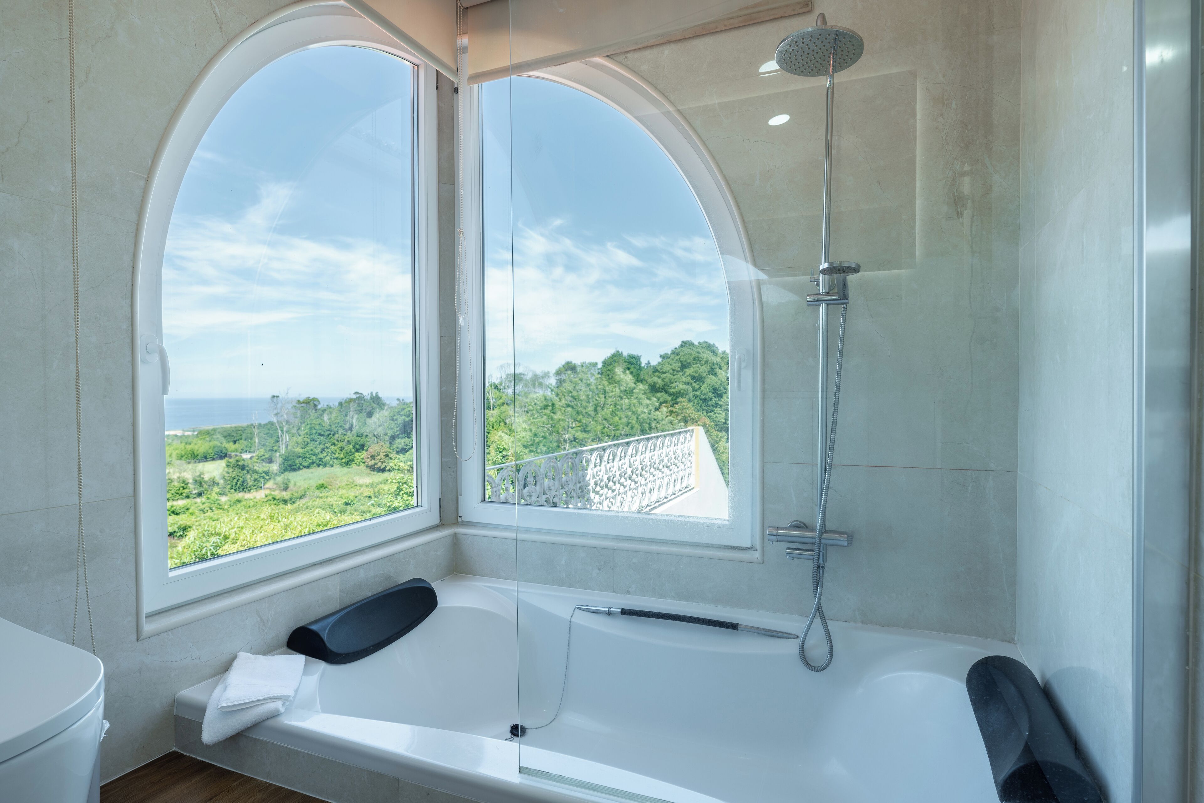 Classic Apartment, Balcony, Garden View | Bathroom