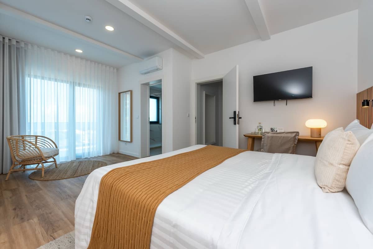 Deluxe Double or Twin Room | 2 bedrooms, individually decorated, individually furnished, desk