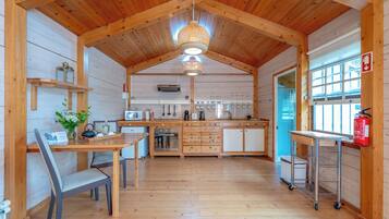 Romantic Cottage, Air conditioning, Garden View | In-room dining