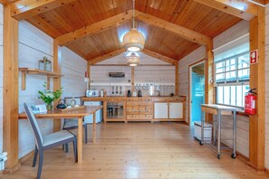 Cottage Romantique, climatisation, vue jardin | Restauration dans la chambre
