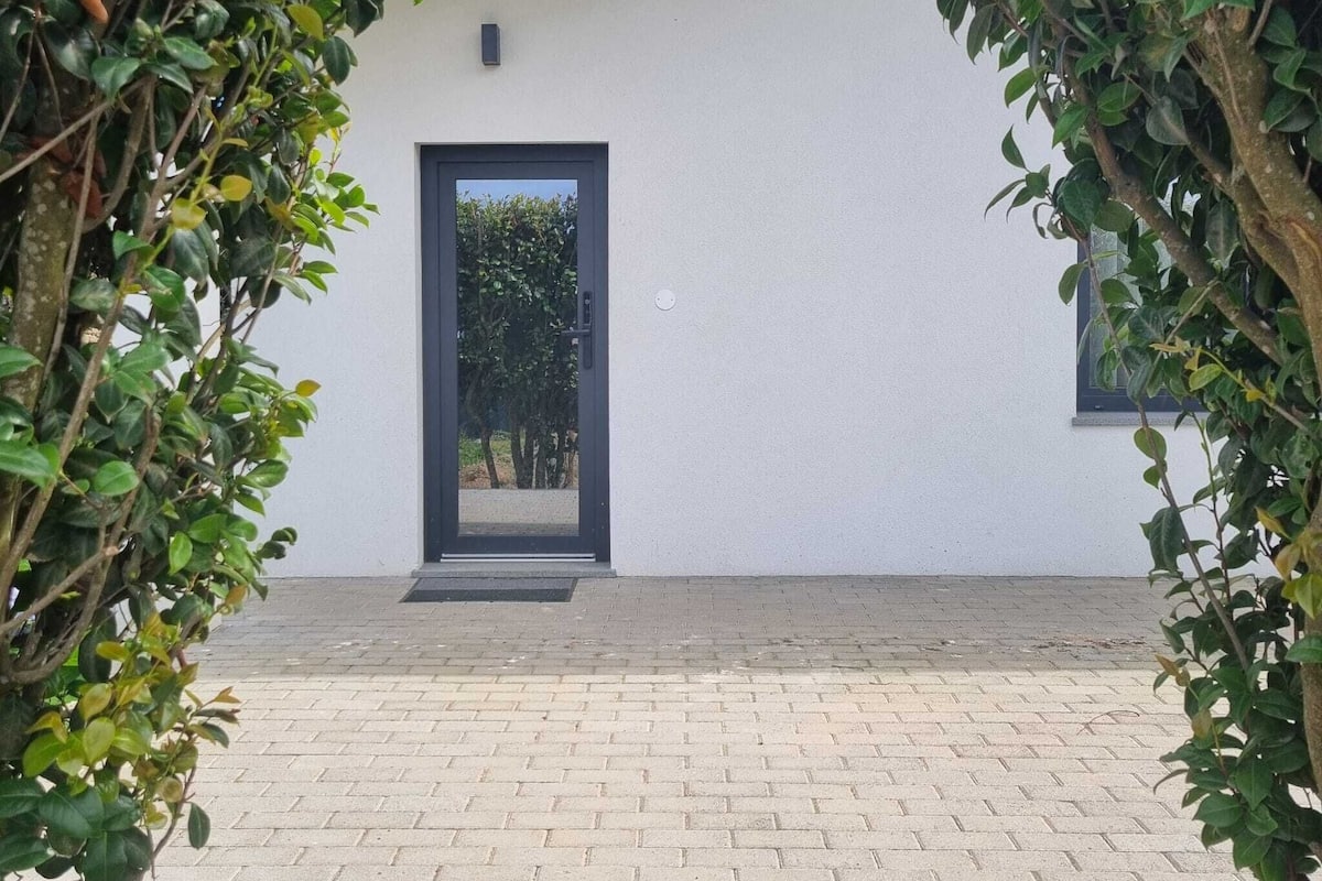 Romantic Bungalow | 2 bedrooms, individually decorated, individually furnished, desk