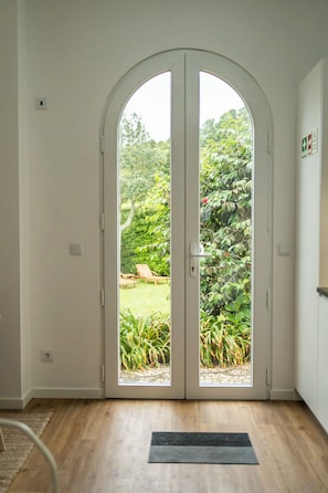 Comfort Townhome, Air conditioning, Garden View | Living area | Flat-screen TV