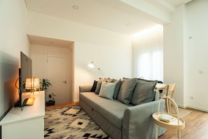 Comfort Townhome, Air conditioning, Garden View | Living area | Flat-screen TV
