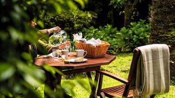 Romantisk stuga - luftkonditionering - utsikt mot trÀdgÄrden | Terrass/Patio