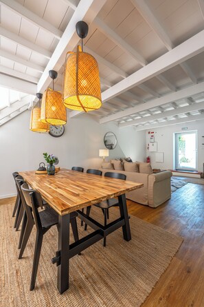 Tradisjonelt småhus, aircondition, hageområde | Spiseområde på rommet