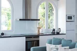 Classic Apartment, Balcony, Garden View | Private kitchen