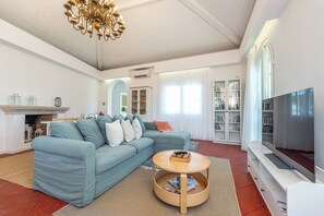 Classic Apartment, Balcony, Garden View | Living area