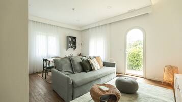 Casa standard, ar-condicionado, vista para o jardim | Área de estar | TV de tela plana