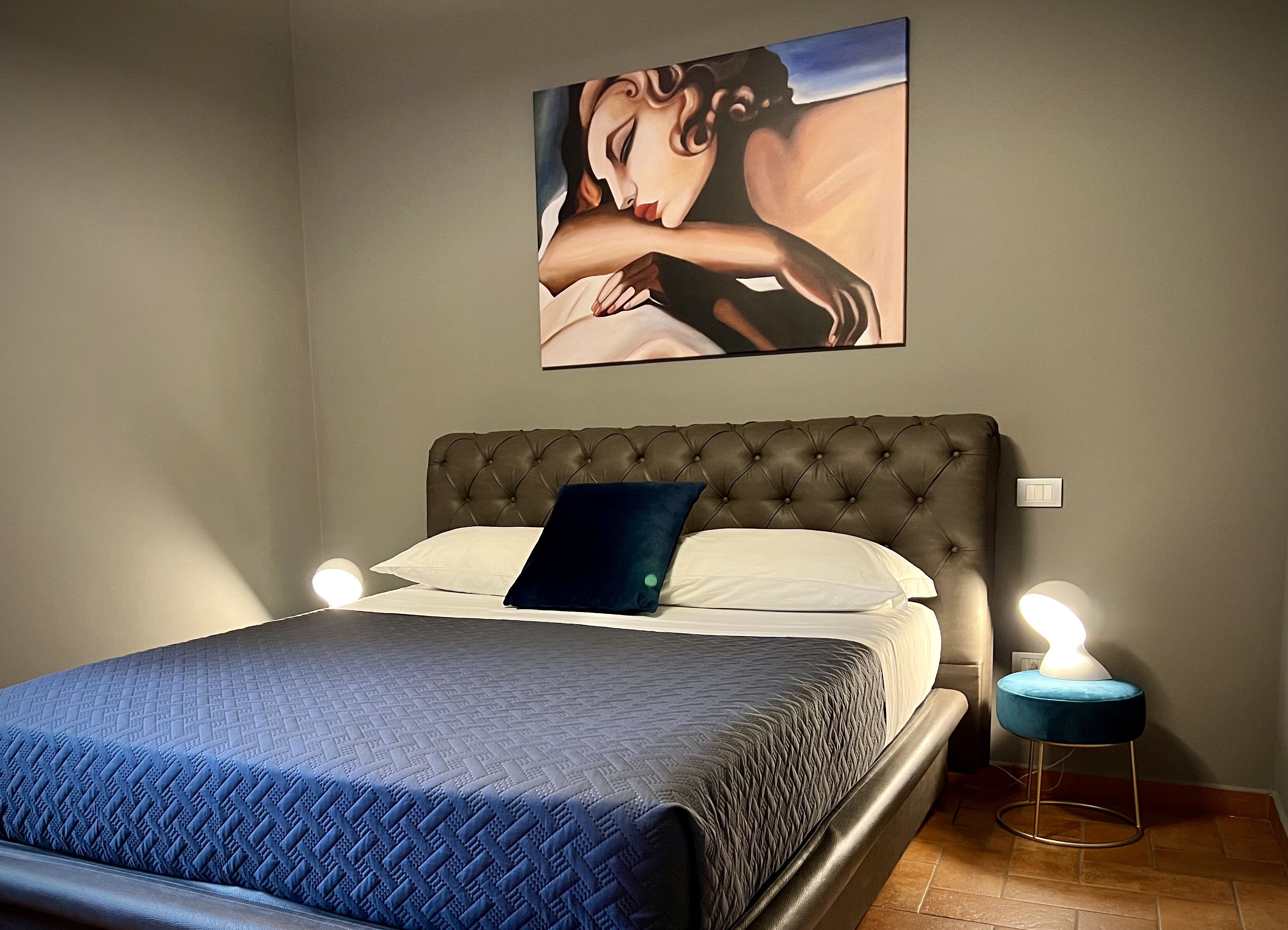 Hypo-allergenic bedding, desk, free WiFi, bed sheets