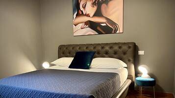 Hypo-allergenic bedding, desk, free WiFi, bed sheets