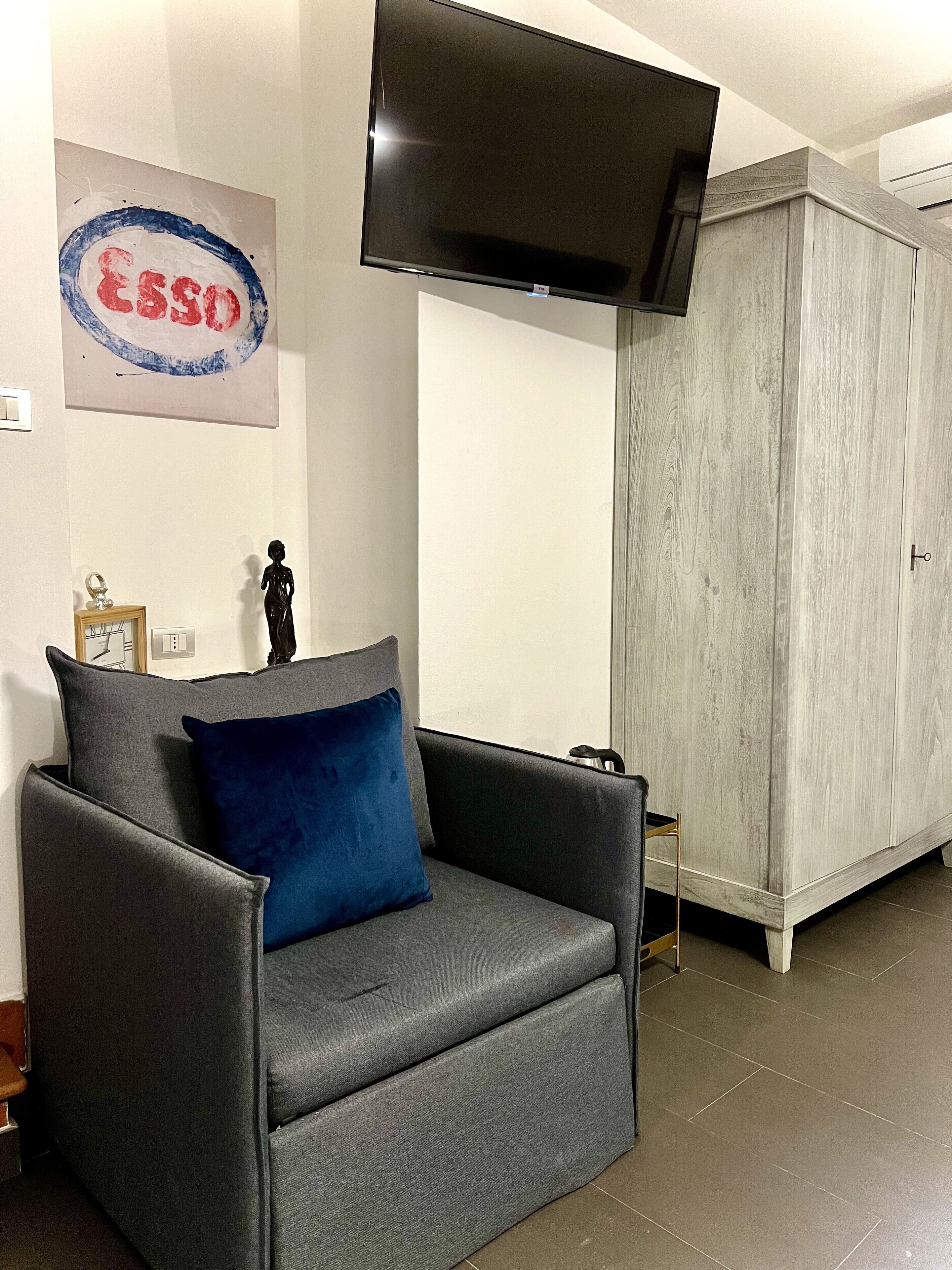 Hypo-allergenic bedding, desk, free WiFi, bed sheets