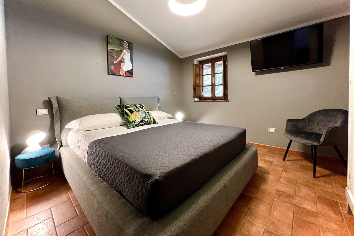 Hypo-allergenic bedding, desk, free WiFi, bed sheets