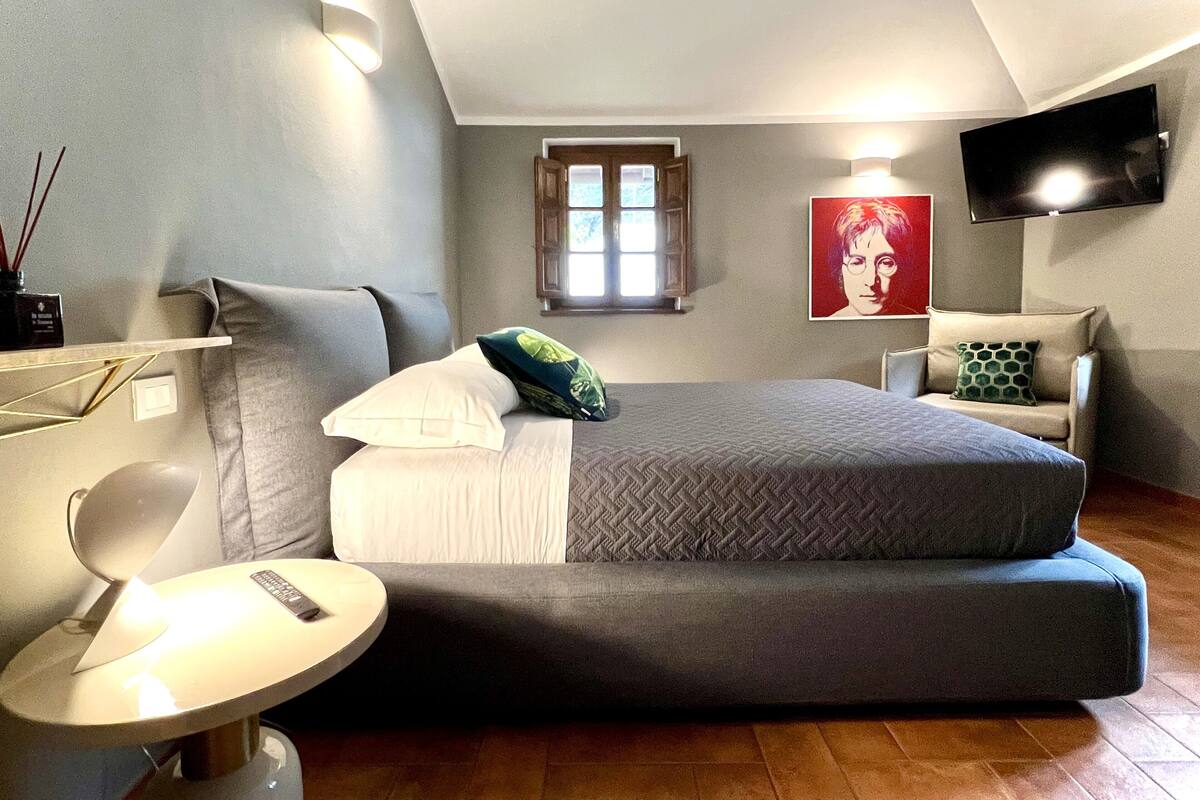 Hypo-allergenic bedding, desk, free WiFi, bed sheets